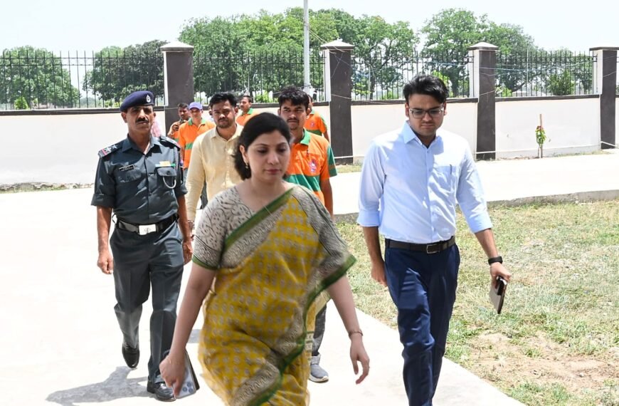 बाढ़ से पहले हाई अलर्ट पर बक्सर प्रशासन: डीएम ने SDRF कैंप पहुंच जांची तैयारियां, 60 बोट समेत बचाव संसाधनों का लिया जायजा
