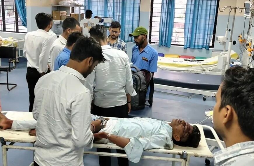 इयरफोन बना हादसे की वजह: ट्रेन की चपेट में आया युवक, हालत गंभीर