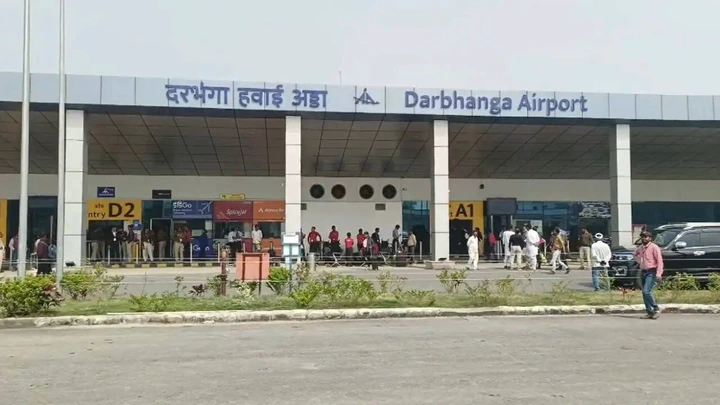 दरभंगा एयरपोर्ट पर टला बड़ा विमान हादसा: लैंडिंग के दौरान फटा स्पाइसजेट विमान का टायर, 150 यात्रियों में मची चीख-पुकार