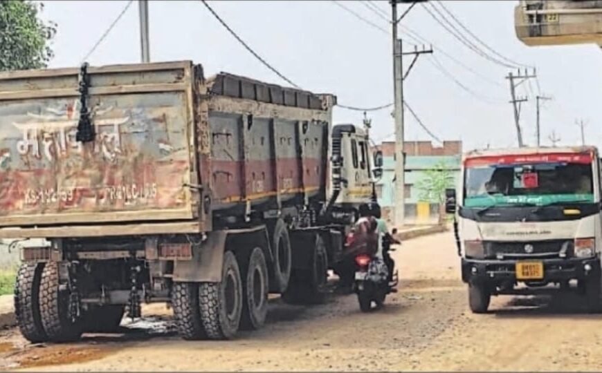 टोल बचाने के लिए मौत से खेल: एनएच-20 पर रॉन्ग साइड दौड़ रहे सैकड़ों ट्रक, हर पल मंडरा रहा बड़े हादसे का खतरा