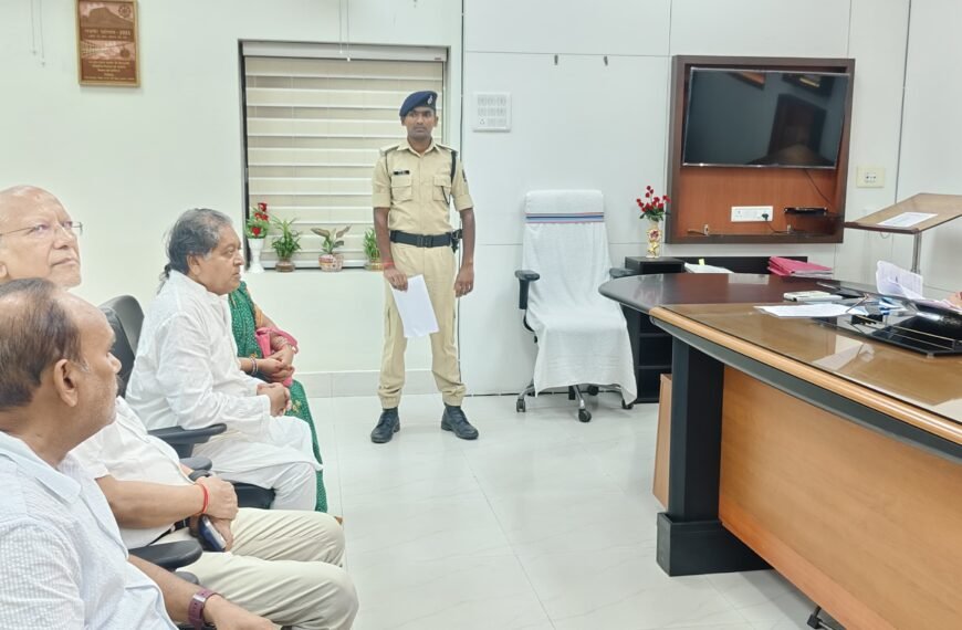 जनता दरबार में फटा शिकायतों का बम: फर्जी वोटर आईडी, अवैध टेंपू स्टैंड और बंद पेंशन पर डीएम का सख्त एक्शन