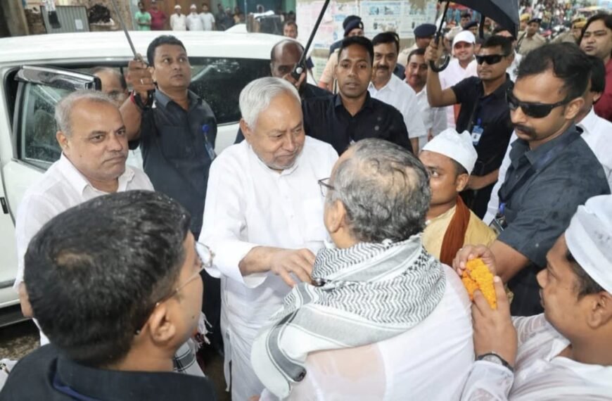 मूसलाधार बारिश भी नहीं रोक सकी कदम: पूर्व मुख्यमंत्री पहुंचे सूफी मजार, बिहार की अमन-शांति के लिए मांगी दुआ