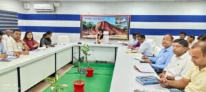 डीएम का सख्त अल्टीमेटम: लंबित राजस्व मामलों पर&hellip;