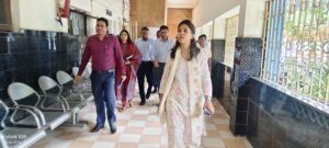 समाहरणालय में डीएम की अचानक एंट्री से मचा&hellip;