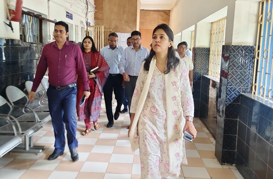 समाहरणालय में डीएम की अचानक एंट्री से मचा हड़कंप: दफ्तरों की खंगाली व्यवस्था, समयपालन और सफाई पर सख्त निर्देश