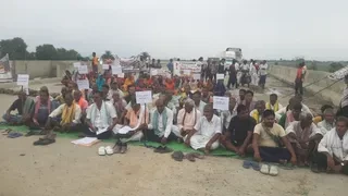 आठ घंटे थमा बिहार का ट्रैफिक: संपर्क पथ की मांग पर ग्रामीणों का उग्र प्रदर्शन, एनएच-80 और फोरलेन रहे जाम