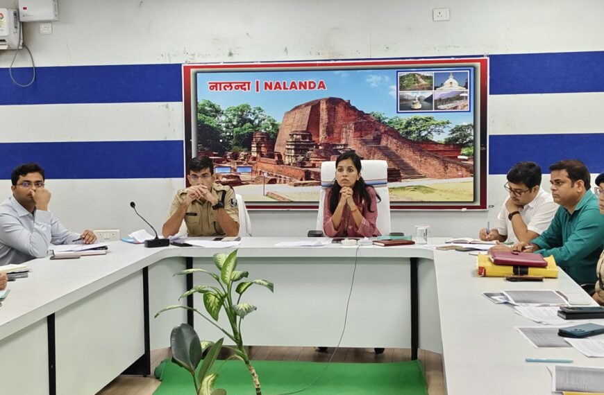 सड़क पर हेलमेट नहीं तो कार्रवाई तय: शराब माफिया और अवैध खनन पर डीएम का बड़ा एक्शन, अधिकारियों को सख्त चेतावनी
