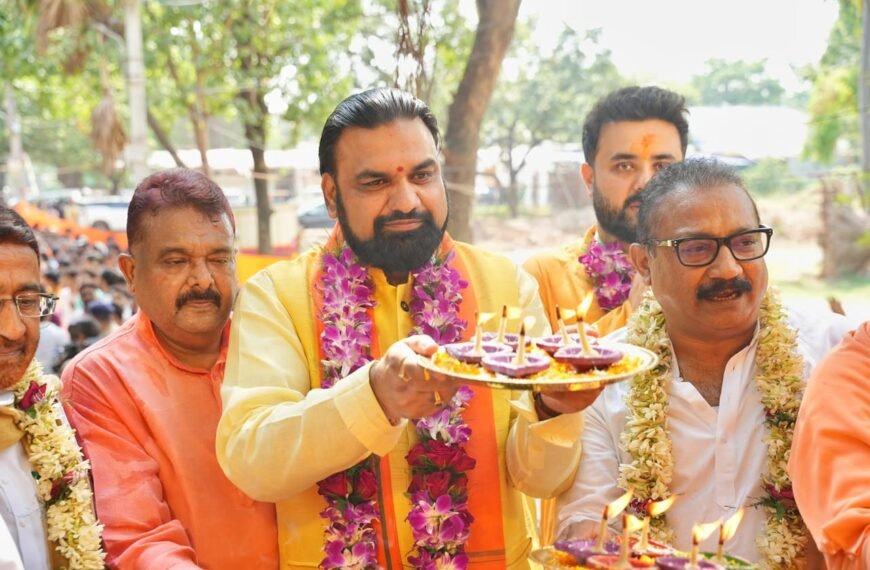 भक्ति में झुके मुख्यमंत्री, झाड़ू लगाकर और रथ की रस्सी खींचकर कराया भगवान जगन्नाथ की भव्य रथयात्रा का शुभारंभ