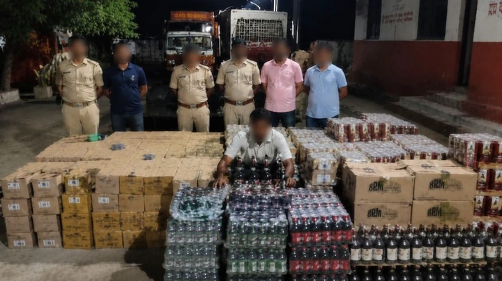 दरभंगा में शराब माफिया पर बड़ा प्रहार, 10 लाख की विदेशी शराब और बीयर जब्त, रातों-रात छापेमारी से मचा हड़कंप
