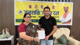बांकीपुर में बढ़ा चुनावी सस्पेंस: तेज प्रताप ने खोले रणनीति के पत्ते, किसे मिलेगा जेजेडी का साथ राजद को बड़ा झटका