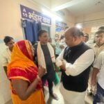 20 बेड की हाईटेक यूनिट पर लटका ताला: डुमरांव अस्पताल के औचक निरीक्षण में भड़के विधायक, डॉक्टरों की कमी पर जताई नाराजगी