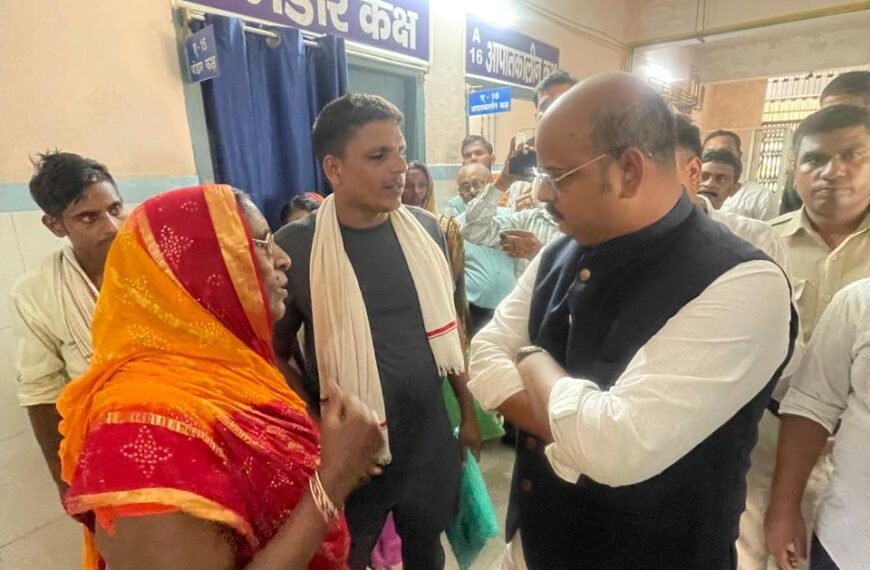 20 बेड की हाईटेक यूनिट पर लटका ताला: डुमरांव अस्पताल के औचक निरीक्षण में भड़के विधायक, डॉक्टरों की कमी पर जताई नाराजगी