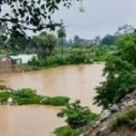 मूसलाधार बारिश का कहर: सुरक्षा बांध टूटा, सड़क बही, 150 घरों का प्रखंड मुख्यालय से संपर्क कटा