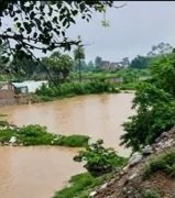 मूसलाधार बारिश का कहर: सुरक्षा बांध टूटा, सड़क बही, 150 घरों का प्रखंड मुख्यालय से संपर्क कटा
