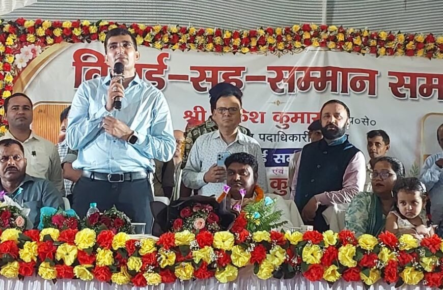 डुमरांव अनुमंडल में प्रशासनिक बदलाव: भावुक माहौल में एसडीओ राकेश कुमार को विदाई, राजीव कुमार ने संभाली कमान