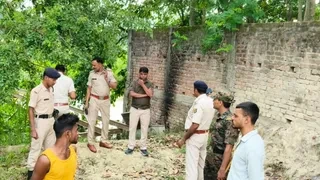श्मशान घाट के पास पेटी में मिला जला हुआ युवक का शव: इलाके में मची सनसनी, हत्या की आशंका पर पुलिस की गहन जांच