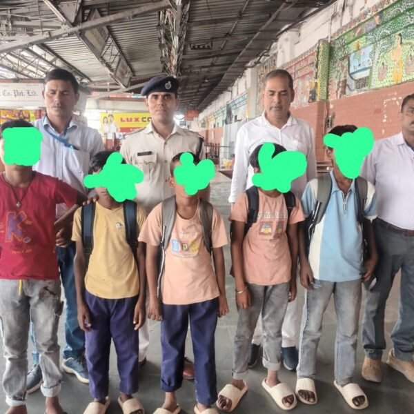 स्कूल बंक कर ट्रेन से निकले 5 मासूम,…