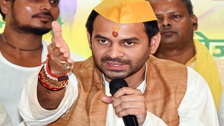 NEET पेपर लीक पर बिहार बंद के बीच हाई-वोल्टेज ड्रामा, छात्रों के समर्थन में सड़क पर उतरे तेज प्रताप यादव हिरासत में, कई जिलों में बवाल
