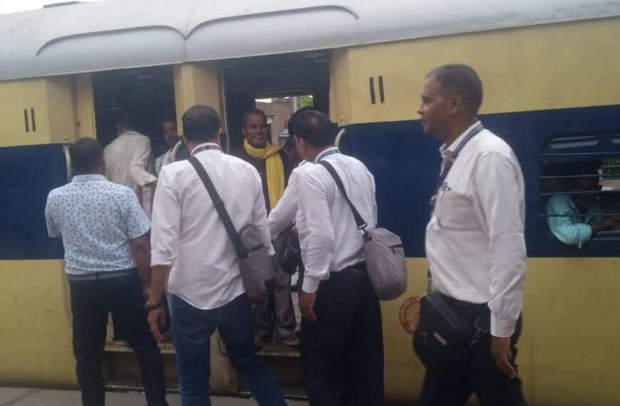 तारेगना स्टेशन पर लाल गाड़ी…