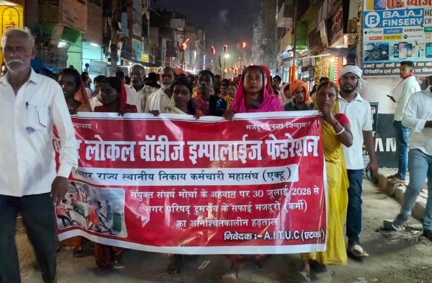 नगर परिषद की सफाई व्यवस्था ठप: कर्मचारियों ने खोला मोर्चा, अनिश्चितकालीन हड़ताल से मचा हड़कंप