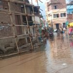 चंद मिनटों की बारिश ने खोली नगर परिषद की पोल: सड़क बनी तालाब: मंदिर जाने वाली महिलाओं की बढ़ी मुश्किलें
