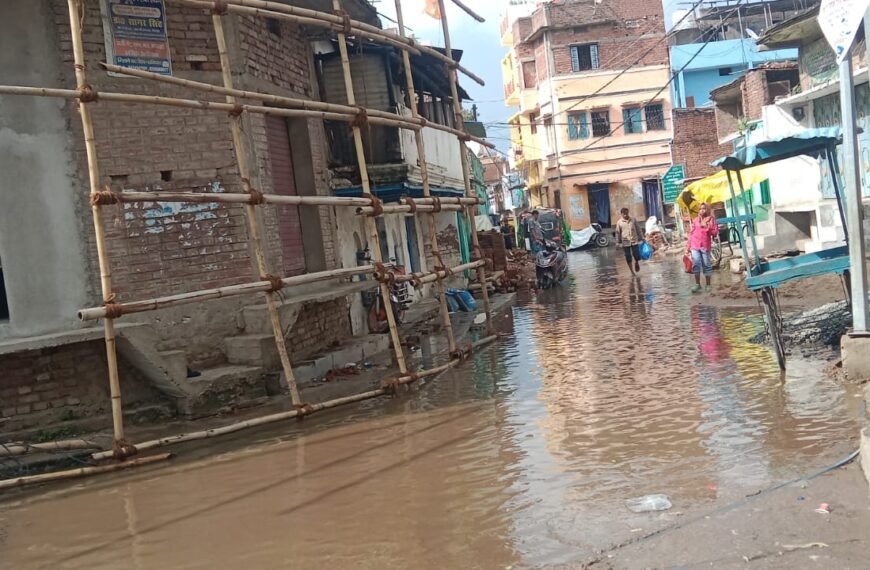 चंद मिनटों की बारिश ने खोली नगर परिषद की पोल: सड़क बनी तालाब: मंदिर जाने वाली महिलाओं की बढ़ी मुश्किलें