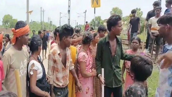 पशु बलि को लेकर खूनी खेल: दो जातियों में चली गोलियां, रोड़ेबाजी से दहला गांव, 10 लोग घायल