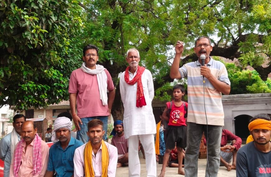 तीसरे दिन भी थमी रही सफाई व्यवस्था: डुमरांव में सफाईकर्मियों का जुलूस, सरकार पर वादाखिलाफी का आरोप