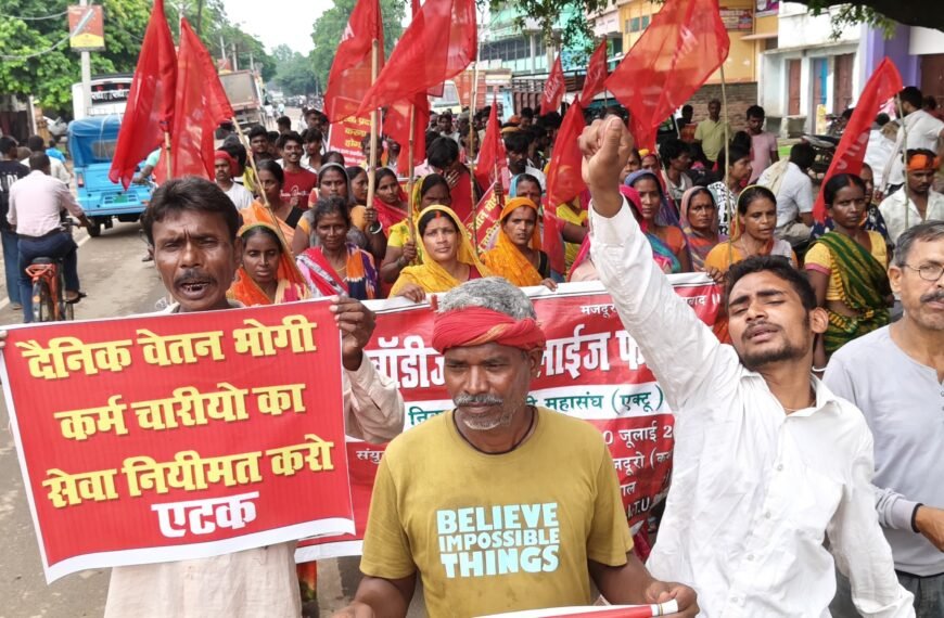 सातवें दिन भी नहीं थमी सफाईकर्मियों की हुंकार: सड़कों पर उतरे कर्मचारी, नगर परिषद पर लगाए गंभीर आरोप