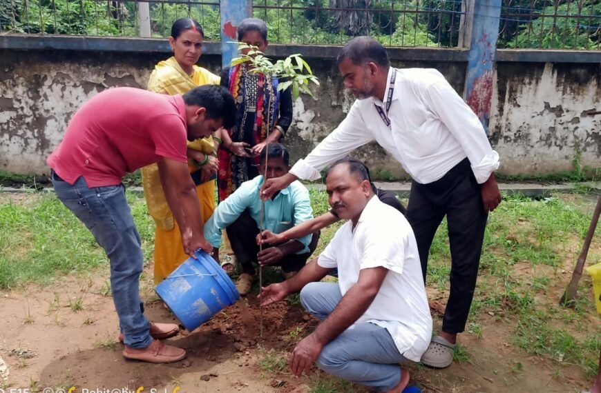 डुमरांव अस्पताल में हरियाली का संकल्प, 11 पौधे लगाकर पर्यावरण बचाने का लिया प्रण
