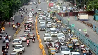 पटना में मेट्रो निर्माण से बदली ट्रैफिक व्यवस्था: नेहरू पथ की लेन बंद, पहले ही दिन जाम से लोग बेहाल