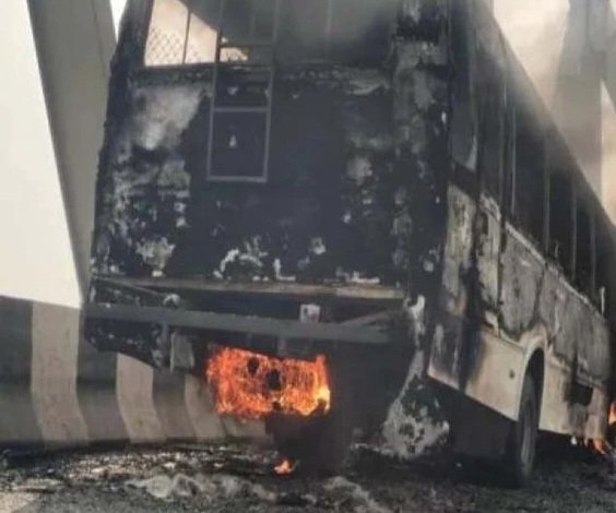 पटना में मौत के बाद हिंसा की आग: बस से कुचलकर युवक की मौत, गुस्साई भीड़ ने बस समेत कई वाहन फूंके, पत्रकारों पर भी हमला