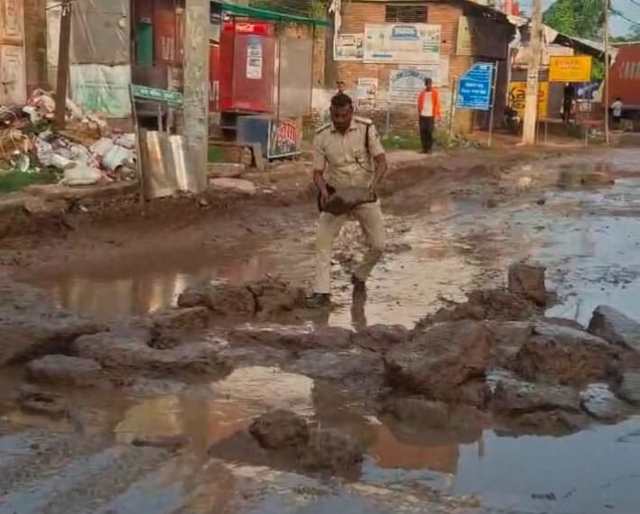पुलिस बनी मसीहा: जानलेवा गड्ढों&hellip;