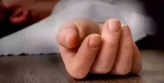 जमीन विवाद में खून की होली: घर के दरवाजे पर युवक की चाकू-गड़ासे से निर्मम हत्या, गांव में दहशत