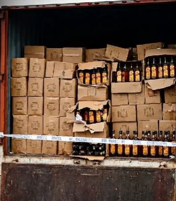 गोबर की बोरियों के पीछे छिपा था लाखों का खेल: कैमूर में 14 चक्का ट्रक से 550 पेटी विदेशी शराब जब्त, दो तस्कर गिरफ्तार