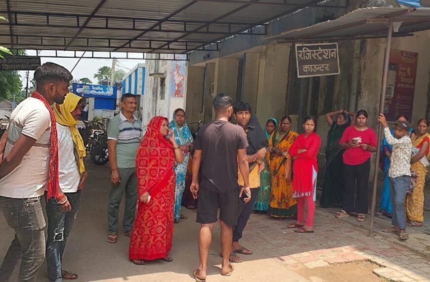 डुमरांव अस्पताल में महिला डॉक्टर से बदसलूकी पर बवाल: आक्रोशित चिकित्सकों ने घंटे भर ठप रखी ओपीडी, आरोपी फरार