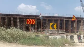 ताजपुर-बख्तियारपुर फोरलेन पर डीएम का बड़ा एक्शन: धीमी रफ्तार पर भड़के रोशन कुशवाहा, जून 2027 तक पूरा करने का लक्ष्य