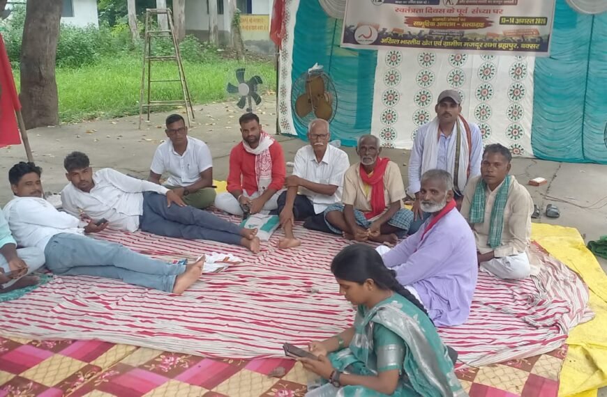 आजादी की पूर्व संध्या पर प्रखंड कार्यालय पर गरजा भूमिहीनों का हुंकार: 24 घंटे के सामूहिक अनशन से प्रशासन पर दबाव, जमीन से लेकर राशन तक उठीं कई मांगें