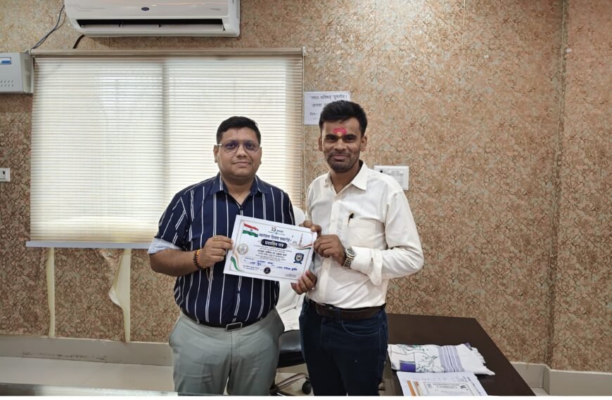 जल बचाने की मुहिम को मिला बड़ा सम्मान, डुमरांव के वॉटर वॉरियर अजय राय को नगर परिषद ने किया सम्मानित