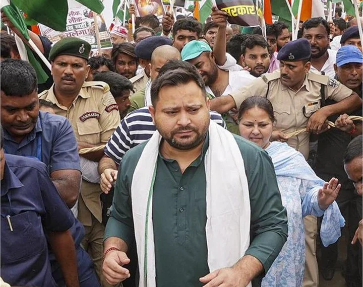 पटना में गरमाई सियासत: विरोध मार्च के दौरान हिरासत में लिए गए तेजस्वी यादव, पुलिस कार्रवाई पर सरकार को दी खुली चुनौती