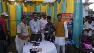पटरियों के पास बच्चों की टोली बनेगी रेल&hellip;