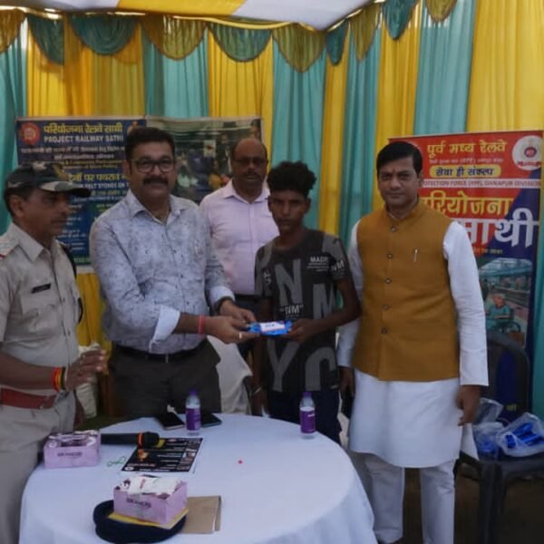 पटरियों के पास बच्चों की टोली बनेगी रेल&hellip;