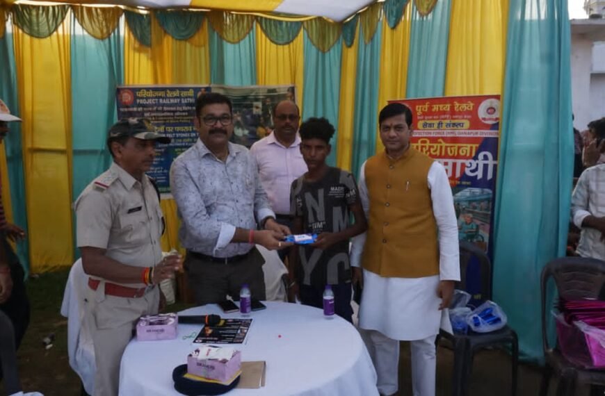पटरियों के पास बच्चों की टोली बनेगी रेल…
