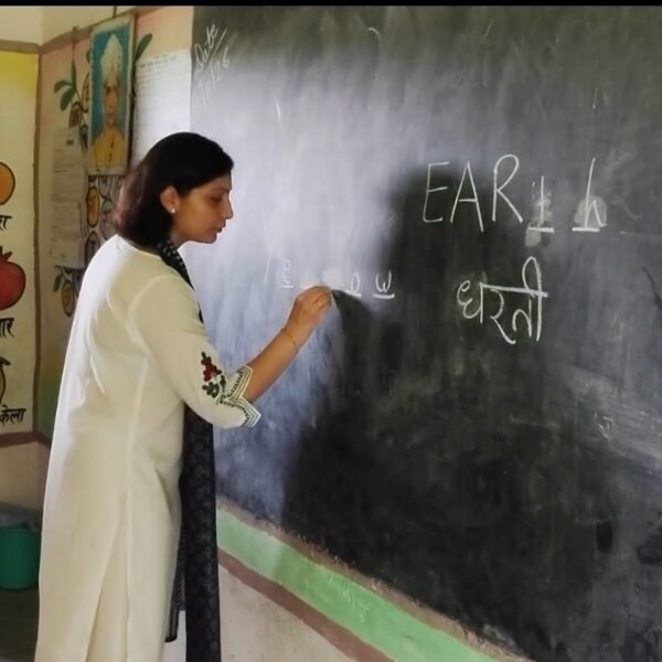 स्कूल में डीएम ने खुद चखा मिड-डे मील:…