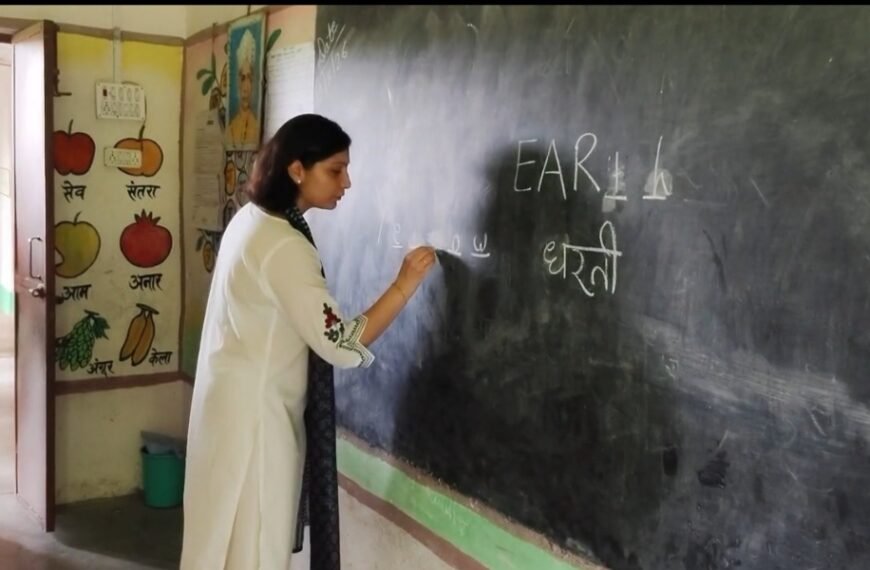 स्कूल में डीएम ने खुद चखा मिड-डे मील: खुली बदइंतजामी की पोल, कम उपस्थिति और गंदगी पर प्रधानाध्यापक से जवाब तलब