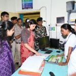 सिमरी CHC में डीएम की औचक दस्तक से हड़कंप: देर से पहुंचे डॉक्टर-कर्मी, गंदगी देख भड़कीं साहिला, वेतन रोकने का आदेश