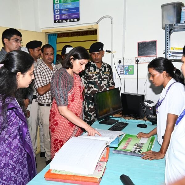 सिमरी CHC में डीएम की औचक दस्तक से…
