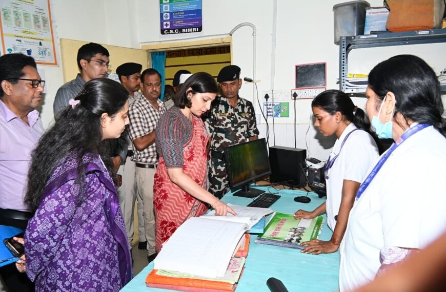 सिमरी CHC में डीएम की औचक दस्तक से हड़कंप: देर से पहुंचे डॉक्टर-कर्मी, गंदगी देख भड़कीं साहिला, वेतन रोकने का आदेश