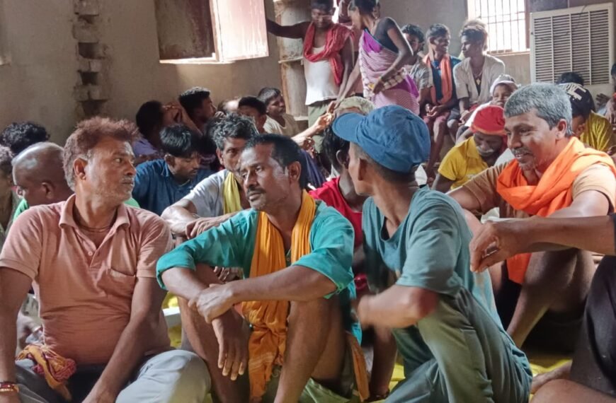 डुमरांव में सफाईकर्मियों की हड़ताल का असर, वार्ता में दो महीने का बकाया भुगतान जल्द कराने का भरोसा
