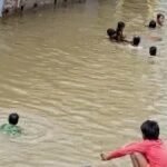 बाढ़ के पानी में मौत का खेल, सेल्फी-रील के चक्कर में जान जोखिम में डाल रहे बच्चे और युवा